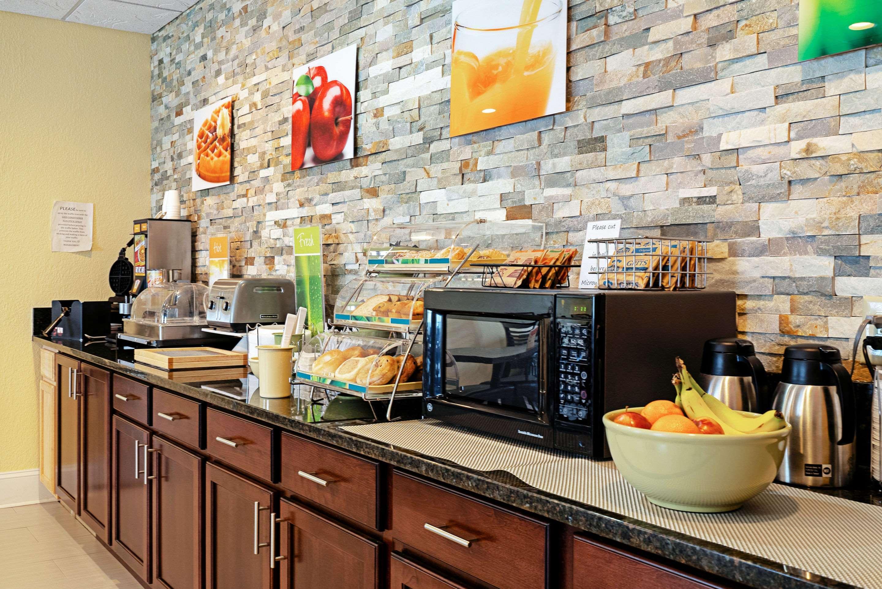Hotel Quality & Robbinsville