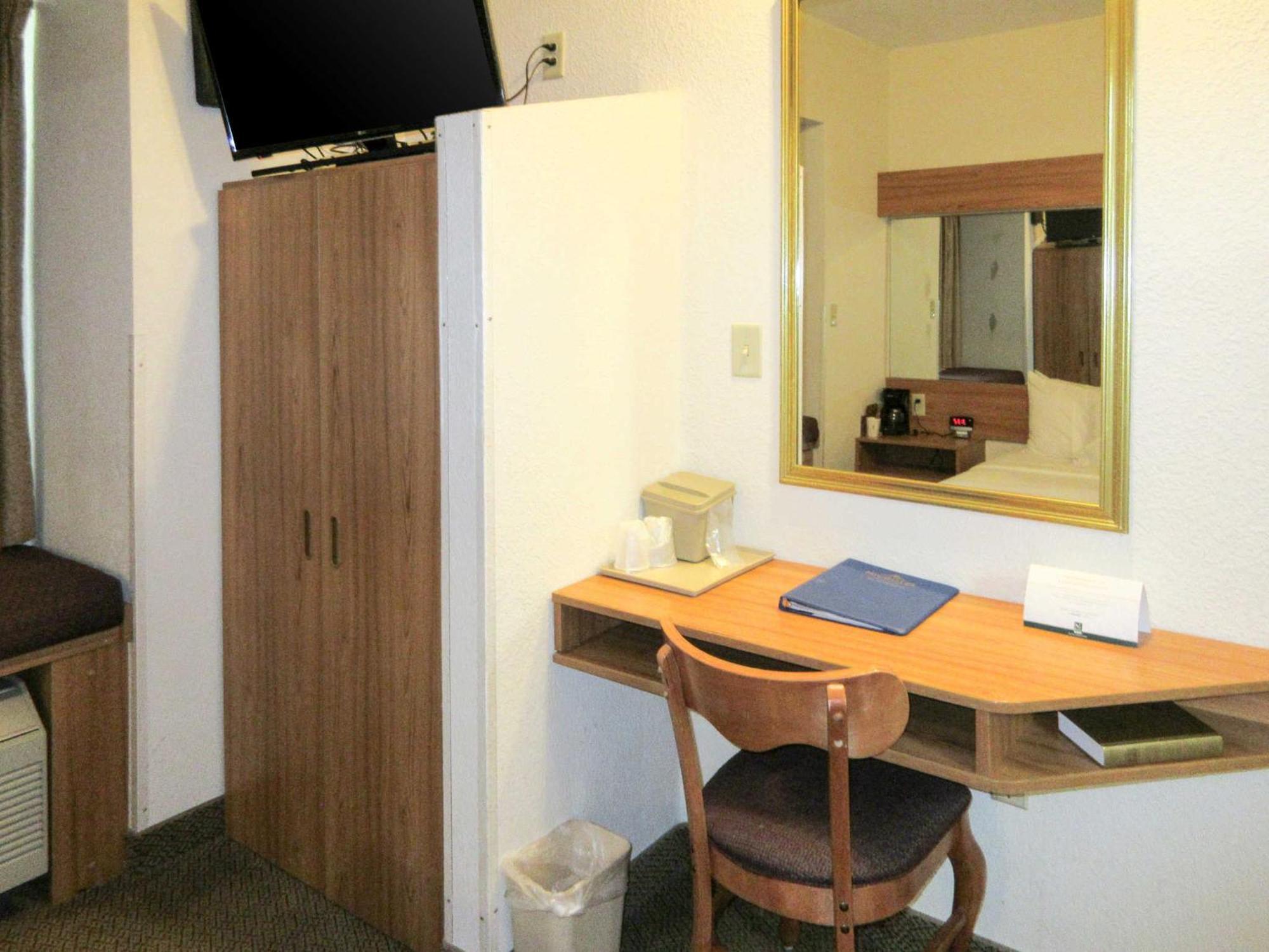 Quality & Hotel Robbinsville